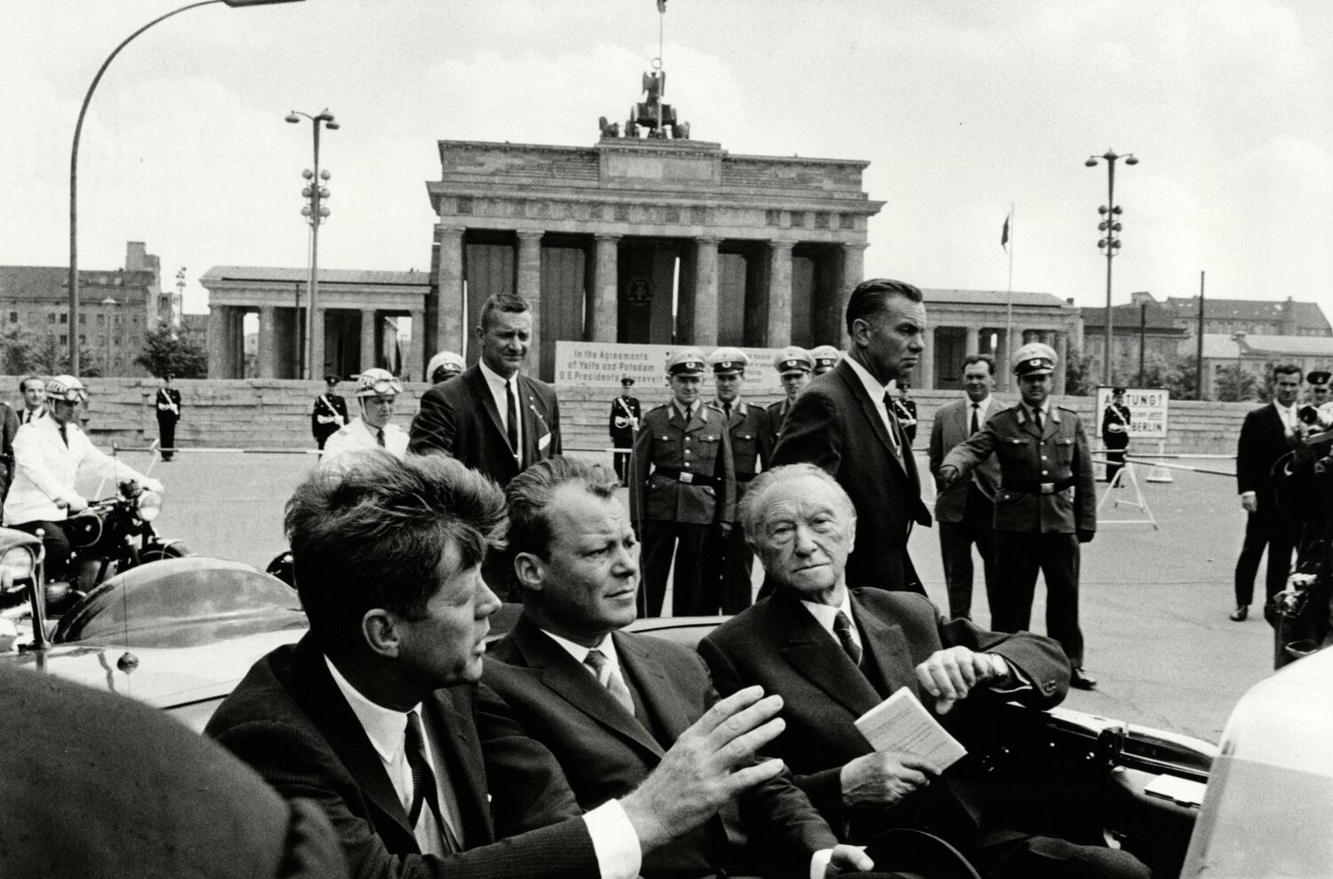 Will McBride: John F. Kennedy, Willy Brandt und Konrad Adenauer am Brandenburger Tor