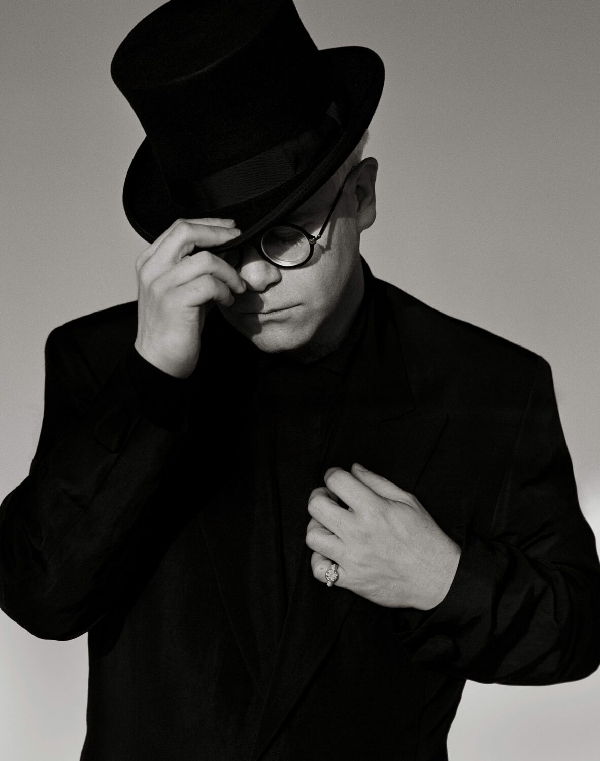 Herb Ritts: Elton John with Top Hat
