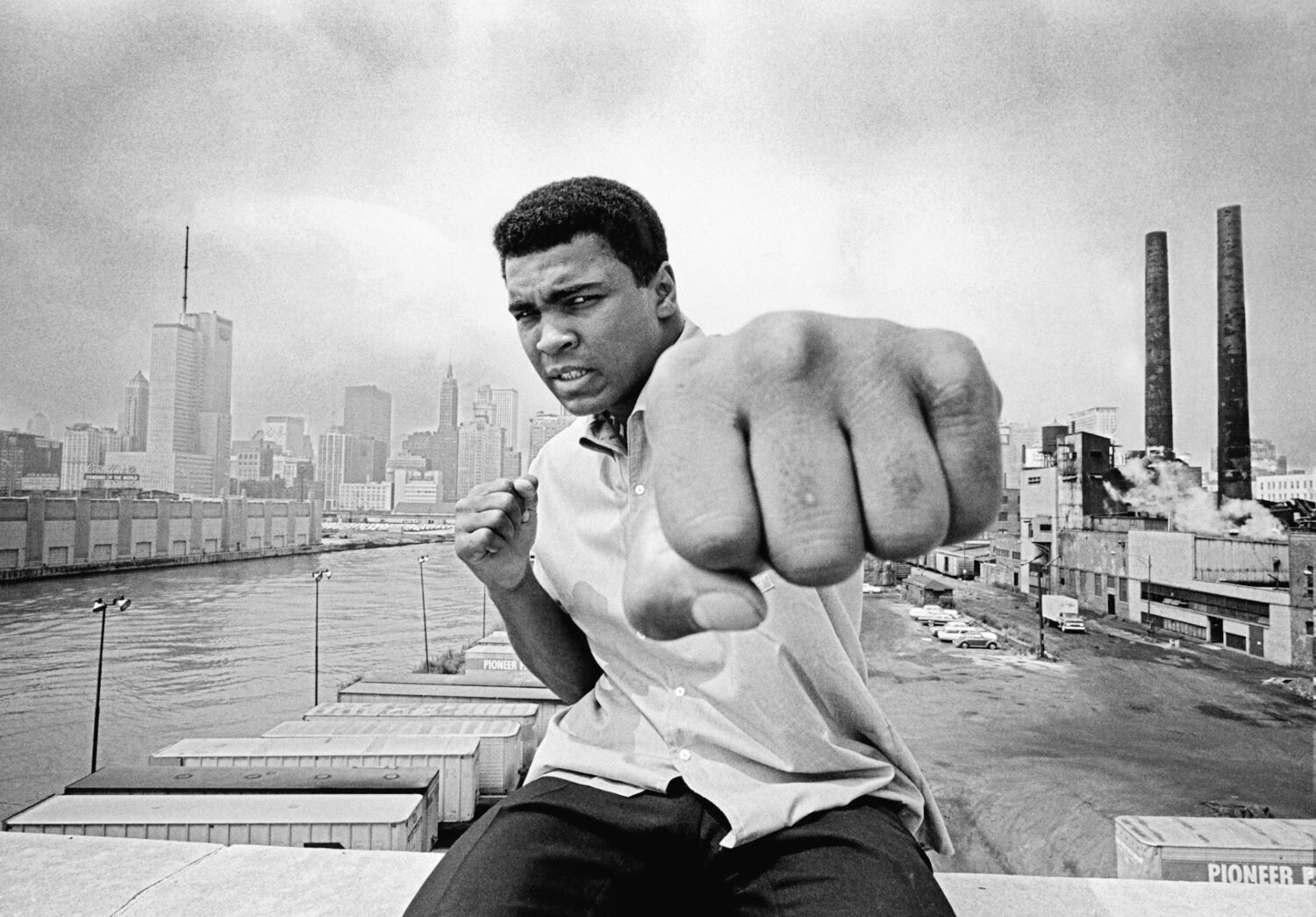 Thomas Hoepker: Muhammad Ali (Left Fist Skyline Chicago)