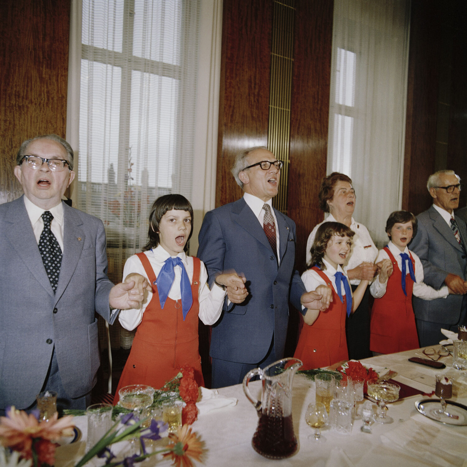 Thomas Billhardt: Erich Honecker mit Jungpionieren beim Veteranentreffen