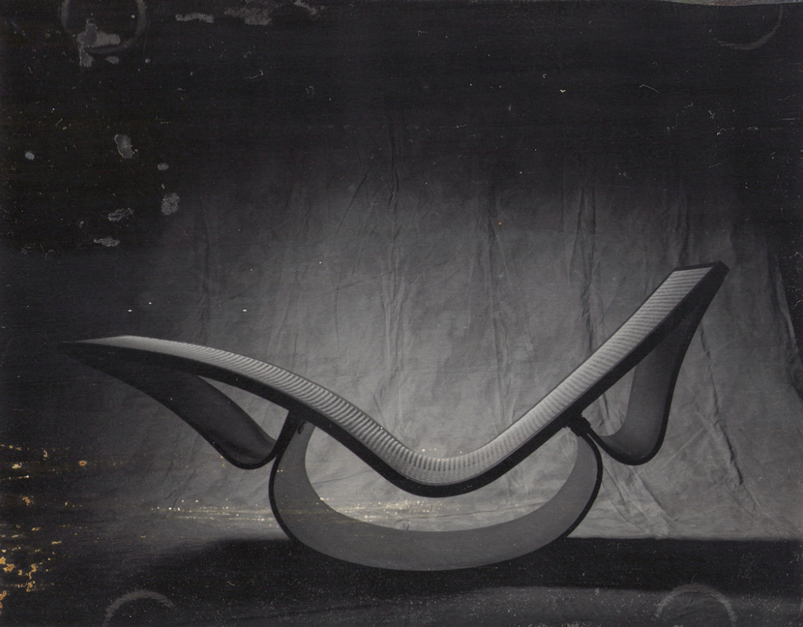 Olaf Heine: Untitled (»Rio« lounge chair by Oscar Niemeyer)
